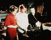 Miss Emily (Mary Jackson, r.) und Miss Mamie Baldwin (Helen Kleeb, l.) staunen mit John-Boy (Richard Thomas, M.) über die Schreibmaschine, die vom Vater der Baldwins stammt.