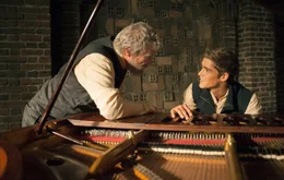 Der "H&uuml;ter" (Jeff Bridges, l.) gibt sein Wissen &uuml;ber die Erinnerungen der Menschheit an Jonas (Brenton Thwaites, r.) weiter. Als die beiden herausfinden, dass die Gef&uuml;hle aller Menschen seit Jahren vom &Auml;ltestenrat durch Drogen ged&auml;mpft werden, wollen sie sich gegen das System wehren ...