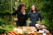 Julie-Lou Dubreuilh (li.) und Rose Lebescond (re.) kochen gemeinsam ein s&uuml;dwestfranz&ouml;sisch gepr&auml;gtes Pot-au-Feu.