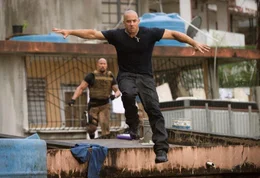 Kann Toretto (Vin Diesel, r.) Hobbs (Dwayne Johnson, l.) erneut entkommen?; Kann Toretto (Vin Diesel, r.) Hobbs (Dwayne Johnson, l.) erneut entkommen?