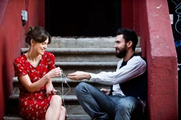 Gretta (Keira Knightley, l.), eine junge Musikerin sucht in New York ihr Gl&uuml;ck. W&auml;hrend sie gerade daran arbeitet, ihre Musikkarriere in Gang zu bringen, verl&auml;sst sie ihr langj&auml;hriger Freund Dave (Adam Levine, r.) f&uuml;r einen erfolgversprechenden Solo-Vertrag bei einem gro&szlig;en Plattenlabel, was sie anfangs aus der Bahn wirft ...