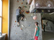 Bouldern – das ist Klettern auf Absprunghöhe und ohne Sicherungsseil. "pur+" - Moderator Eric Mayer trifft Boulderprofi Mathias Conrad und lässt sich von ihm einen Tag lang trainieren. Welchen Schwierigkeitsgrad wird Eric am Ende schaffen?