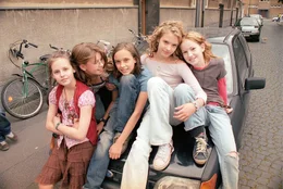 (v.l.n.r.) Frieda (Lucie Hollmann), Trude (Zsa Zsa Inci B&uuml;rkle), Wilma (Jette Hering), Melanie (Paula Riemann) und Sprotte (Michelle von Treuberg) bilden zusammen die "Wilden H&uuml;hner". Ihr Bandenzeichen ist eine H&uuml;hnerfeder, die sie um den Hals tragen!