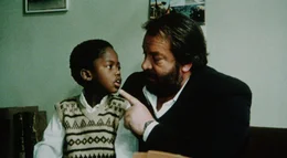 SzenenbildBodo (Baldwyn Dakile, l.) hat in Kommissar Rizzo (Bud Spencer, r.) einen strengen, aber liebevollen Ersatzvater gefunden ...