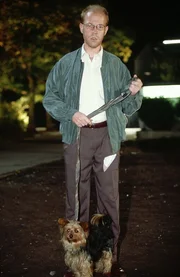 Herrchen ist völlig fertig, aber glücklich: Schumann (Lutz Herkenrath) hat endlich seinen Lucky wieder. Herrchen ist völlig fertig, aber glücklich: Schumann (Lutz Herkenrath) hat endlich seinen Lucky wieder.