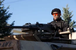 Lee Christmas (Jason Statham)    +++ Die Verwendung des sendungsbezogenen Materials ist nur mit dem Hinweis und Verlinkung auf RTL+ gestattet. +++; Lee Christmas (Jason Statham)    +++ Die Verwendung des sendungsbezogenen Materials ist nur mit dem Hinweis und Verlinkung auf RTL+ gestattet. +++