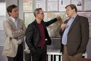 Die Rosenheim-Cops Lind (Tom Mikulla, l.) und Hartl (Michael A. Grimm, r.) können nachweisen, dass Fußballtrainer Jeromin (Tim Wilde, m.) nicht gut auf das Opfer zu sprechen war.