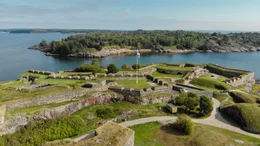 Direkt vor der Stadt liegen k&uuml;nstliche Badeinseln, Sch&auml;ren, aber auch die Festungsinsel Suomenlinna - Ausflugsziele und Naherholungsgebiete f&uuml;r die finnischen Gro&szlig;st&auml;dter.