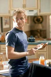Francis (Christopher Masterson) hört im Haus seltsame Geräusche.