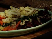 Gebackene Wurzeln mit Hummus