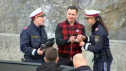 Nach einem Gig in Österreich gerät der Schlagerstar in eine Verkehrskontrolle. Zu dumm nur, dass er weder gültige Papiere noch einen Verbandskasten vorweisen kann, denn die Beamten kennen trotz Promistatus keine Gnade. Und die Flirtversuche, mit der er Polizistin und Vize-„Miss Tirol 2017“ Maria Hackl um den Finger wickeln will, kommen leider gar nicht gut an.