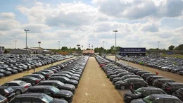 Hier werden Kunden mit Autos zu Tiefstpreisen gelockt.