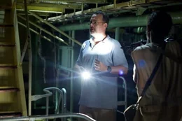 Captain Richard Phillips (Tom Hanks, l.)