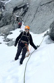 Alfredo Autiero (vo.) erklimmt mit seinem Sohn den Gipfel des Pico Bolívar im Nationalpark Sierra Nevada.