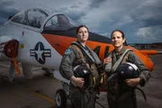 Die Studentin LT Carissa Mienster und die Studentin Captain Steph Harris posieren vor einer T-45.