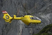 Der Bergwacht-Hubschrauber fliegt mit der kompletten Besatzung zu einem Einsatz.