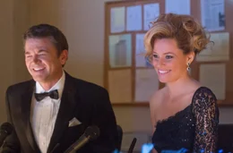 Wie werden die Juroren, John (John Michael Higgins, l.) und Gail (Elizabeth Banks, r.), eines nationalen A-cappella-Wettbewerbs entscheiden?