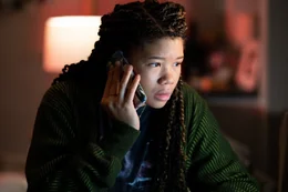Die Teenagerin June (Storm Reid) ermittelt mit ihren ausgepr&auml;gten Online-Skills eigenst&auml;ndig im Fall ihrer vermissten Mutter Grace.
