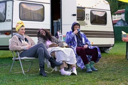 Sara (Victoria Findlay), Jo (Jobel Mokonzi) und Tim (Paul Lux) am Morgen vor dem Wohnwagen.