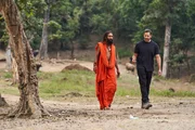 David Blaine und Yogi Ji gehen und sprechen.  (Kredit: National Geographic/Aditya Kapoor)