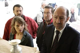 Annabelle (Anne Marivin), Philippe (Kad Merad) im Vordergrund, dahinter Yann (Guy Lecluyse, l.) und Fabrice (Philippe Duquesne)