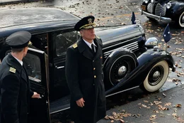 Admiral Chester W. Nimitz (Woody Harrelson, r.) wird zur Ausf&uuml;hrung seines Oberkommandos in das j&uuml;ngst angegriffene Pearl Harbor versetzt.