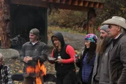 Ein fr&ouml;hliches Bild von Maciah, Misty, Mollee, Matt und Marty Raney am Lagerfeuer.