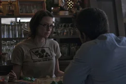 W&auml;hrend der Suche nach seiner Frau ger&auml;t Nick (Ben Affleck, r.) immer st&auml;rker unter Mordverdacht, insbesondere seit dem Bekanntwerden seiner Aff&auml;re mit einer Studentin und dem Fund von Amys Tagebuch. Nur noch seine Zwillingsschwester Margo (Carrie Coon, l.) ist von seiner Unschuld &uuml;berzeugt ...