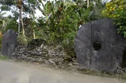 Massive Steinscheiben, die auf einer tropischen mikronesischen Insel im Pazifischen Ozean gefunden wurden, offenbaren ein einzigartiges Handelssystem.