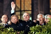 Wiedervereinigung: Bundeskanzler Helmut Kohl (M.) winkt am 3. Oktober zum Geläut der Freiheitsglocke von der Freitreppe des Berliner Reichstages. Links neben Kohl stehen Außenminister Hans-Dietrich Genscher und Hannelore Kohl, rechts von ihm Bundespräsident Richard von Weizsäcker.