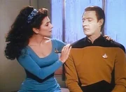 Troi (Marina Sirtis, l.) versucht, Data (Brent Spiner, r.) die Eigenschaften und Schw&auml;chen der Menschen begreiflich zu machen.