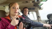 Archäologiestudentin Vanessa Schuhmacher (Annemarie Brüntjen, l.) ist bei einem Flug mit ihrem Professor Felix Kobluhn (Anian Zollner, r.) gar nicht bei der Sache. Sie macht sich große Sorgen um ihren Freund Marcel Jeske. Er ist in der Nacht nicht nach Hause gekommen und geht nicht mehr an sein Handy. Ist dem jungen Mann etwas zugestoßen?