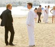 Auf der Party von Paul Sanders (Neil Jackson, M.), dem Inhaber einer Spedition, ist einer grauenhafter Mord passiert. Horatio (David Caruso, l.) nimmt die Ermittlungen auf und kommt dabei einem brutalen Mädchenhändlerring auf die Spur.