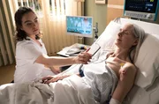 Dr. Ina Schulte (Isabell Gerschke) und Dr. Philipp Brentano (Thomas Koch) haben gerade erfahren, dass Sarah Marquardt und Philipps Frau Arzu mit einer Hochschwangeren im Fahrstuhl stecken geblieben sind.