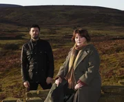 DS Joe Ashworth (David Leon, l.) wird mit einem Teil seiner Vergangenheit konfrontiert, den er lieber vergessen möchte. Im Bild mit DCI Vera Stanhope (Brenda Blethyn, r.).