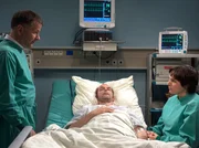 Christian Teige (Martin Ontropp, Mitte) liegt bewusstlos im Krankenbett. Dr. Roland Heilmann (Thomas Rühmann, links) versucht noch einmal mit Tina Teige (Sanne Schnapp) zu reden. Doch Tina ist sich sicher, dass die Sachsenklinik mit dem Arbeitgeber ihres Mannes gemeinsame Sache macht. Für sie ist klar - die "Großen" vertuschen etwas und die "Kleinen" bleiben auf der Strecke.