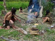 Reste verbrannter Holzkohle aus den Feuerstellen helfen den Arch&auml;ologen, mehr &uuml;ber das Leben der ersten Siedler im Amazonasgebiet zu erfahren.