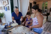 Zu Tisch Capri – Italien Lucia Spataro zeigt Enkelin Angela und Enkel Emanuele, wie sie traditionelle Gerichte kocht. Zu Tisch Capri – Italien Lucia Spataro zeigt Enkelin Angela und Enkel Emanuele, wie sie traditionelle Gerichte kocht.
