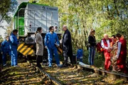 Katharina Hahn (Bianca Hein, l.), Dr. Weissenböck (Florian Odendahl, 2.v.l.), Arthur Bauer (Gerd Silberbauer, 2.v.r.) und Toni Bischoff (Amanda da Gloria, r.) nehmen am Tatort die Ermittlungen auf.
