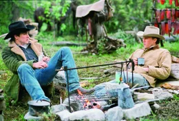 Angeheuert, um Schafe auf dem "Brokeback Mountain" zu h&uuml;ten, begeben sich beiden jungen M&auml;nner Ennis (Heath Ledger, r.) und Jack (Jake Gyllenhaal, l.) in die raue Einsamkeit der Berge. Dort entwickelt sich zwischen den beiden bald mehr als blo&szlig;e Kameradschaft ...