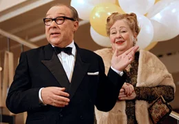 Direktor Lohmann (Jaecki Schwarz) und seine Gattin (Ulrike Bliefert).