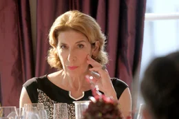 Stella (Adele Neuhauser) blickt etwas verunsichert in die Kamera.