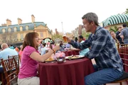 Frankie (Patricia Heaton, l.); Mike (Neil Flynn, r.)