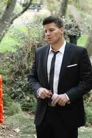 Agent Booth (David Boreanaz) wird in ein Waldstück gerufen, in dem zwei Waldbesucher über eine Leiche gestolpert sind, die nicht ordentlich vergraben wurde. Agent Booth (David Boreanaz) wird in ein Waldstück gerufen, in dem zwei Waldbesucher über eine Leiche gestolpert sind, die nicht ordentlich vergraben wurde.