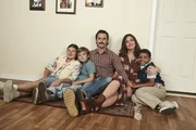 Müssen gemeinsam stark sein und im Kampf gegen Jacks (Milo Ventimiglia, M.) Alkoholismus zusammenhalten: Kate (Mackenzie Hancsicsak, l.), Kevin (Parker Bates, 2.v.l.), Rebecca (Mandy Moore, 2.v.r.) und Randall (Lonnie Chavis, r.) ...