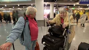 Elke und Dagmar werden Opfer eines Bahnstreiks und müssen für ein Taxi von Düsseldorf nach Gelsenkirchen tief in die Tasche greifen.