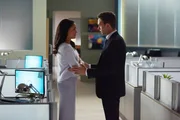 Mike (Patrick J. Adams) kehrt als Anwalt zu Pearson Specter zurück, was seine Beziehung zu Rachel (Meghan Markle) beeinflusst. Mike (Patrick J. Adams) kehrt als Anwalt zu Pearson Specter zurück, was seine Beziehung zu Rachel (Meghan Markle) beeinflusst.
