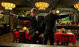 Agent K (Tommy Lee Jones, l.) und sein Partner Agent J (Will Smith, r.) sind zur&uuml;ck. Auf der Suche nach einem entflohenen Straft&auml;ter gelangen die beiden in einem China-Restaurant in einen Hinterhalt und m&uuml;ssen sich den Weg durch eine Horde au&szlig;erirdischer Killer freischie&szlig;en.