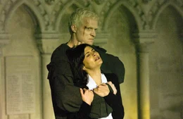 Ein Mitglied der mysteri&ouml;sen Organisation Opus Dei namens Silas (Paul Bettany) bedroht Sophie Neveu (Audrey Tautou).