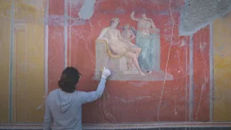 Im Speisezimmer des "Hauses mit Garten" wurde ein besonders sch&ouml;nes Bild freigelegt, das einen Adonis zeigt. Wie der Gott, sollten sich Besitzer und G&auml;ste in diesem Zimmer vor allem eines: Ausruhen und Entspannen.